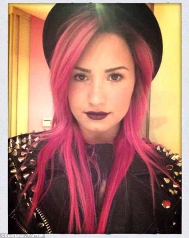 Demi Lovato novo visual cabelo pink Demi Lovato novo visual cabelo pink